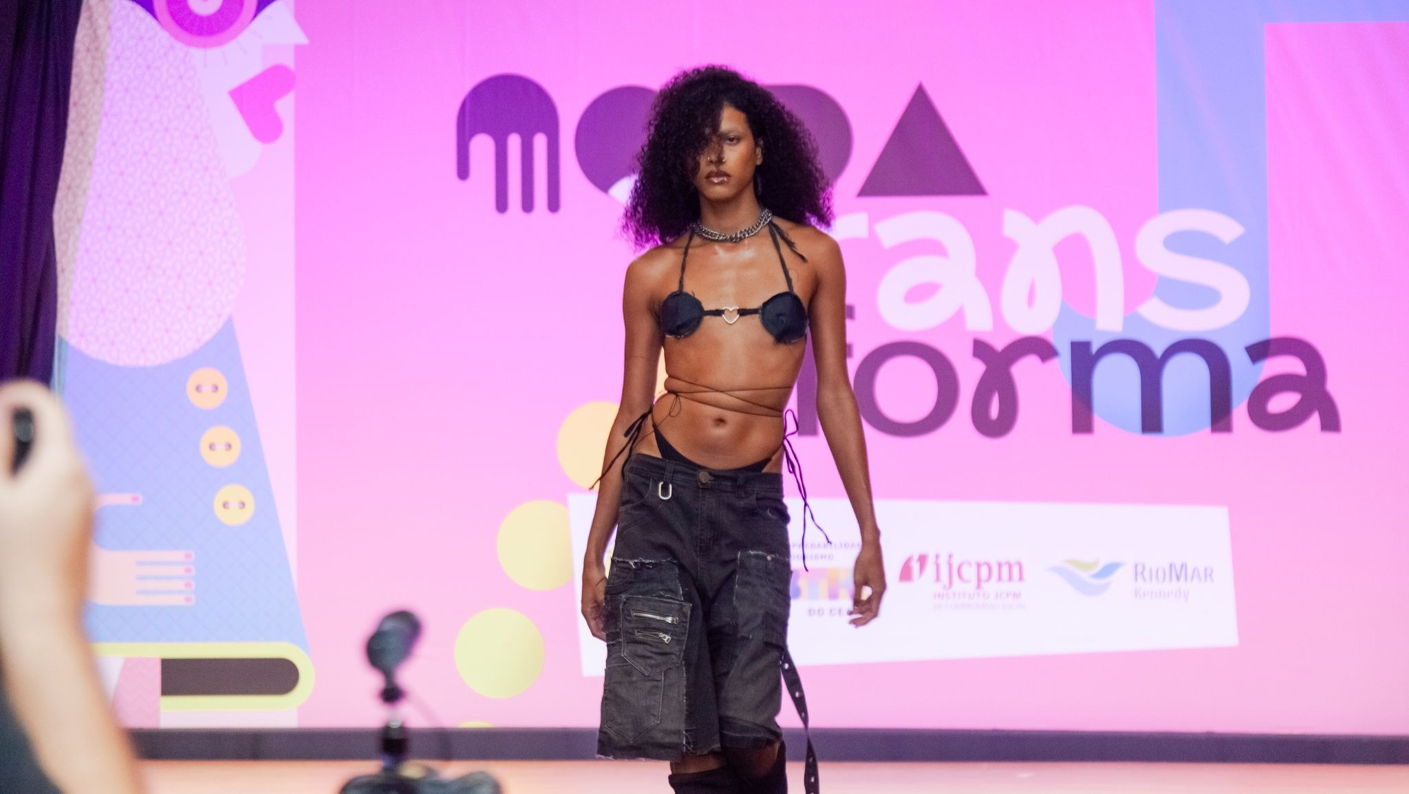 Moda TransForma une desfile, serviço e inclusão de pessoas trans na 2ª edição do evento no RioMar Kennedy