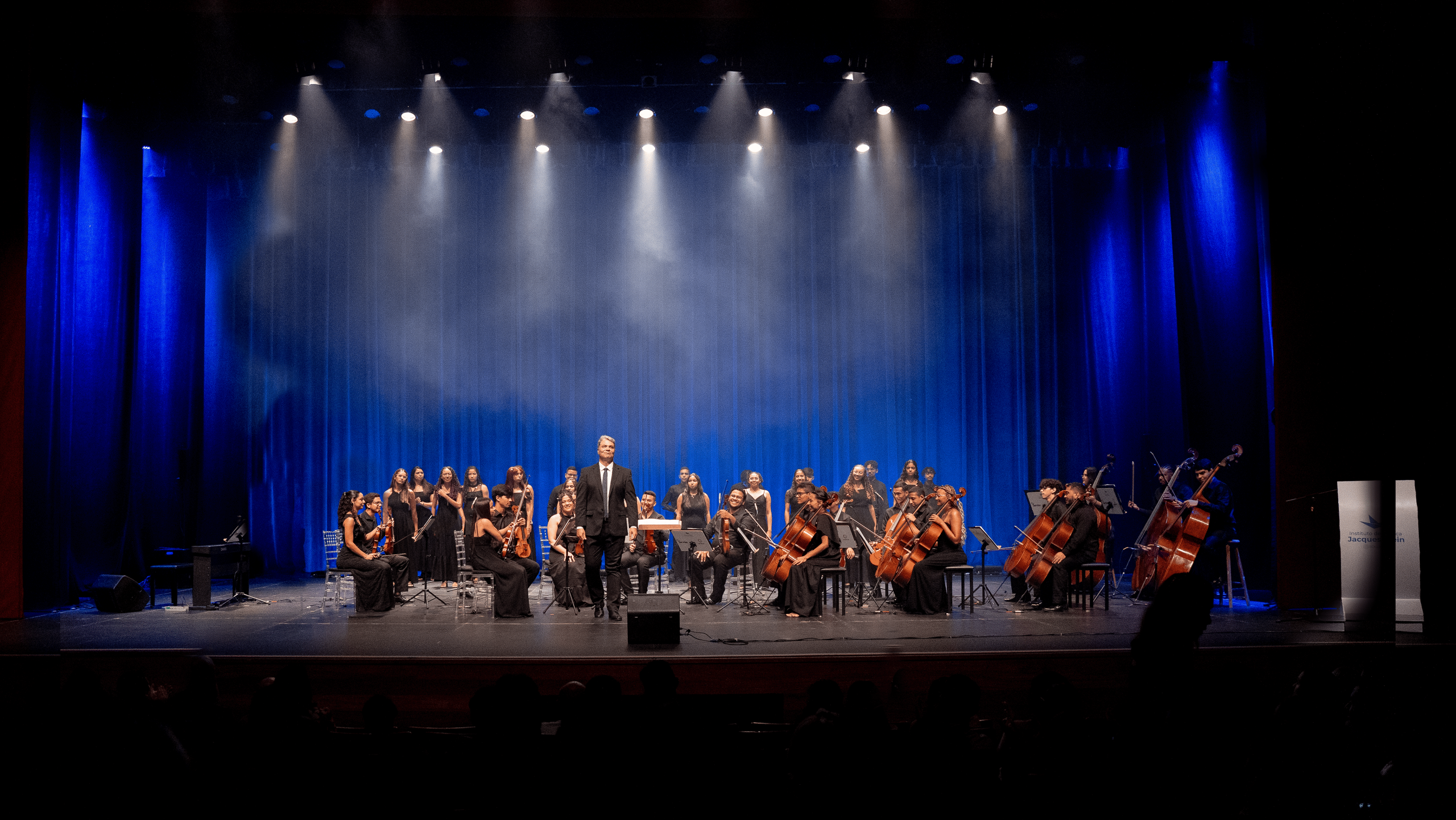 Orquestra Jacques Klein e Coral Vozes de Iracema dividem palco em concerto no Teatro RioMar Fortaleza
