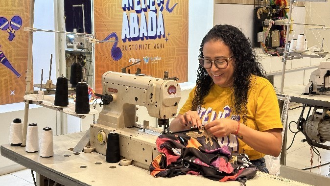 Costureiras de comunidades personalizam abadás para o Fortal em lojas sociais nos shoppings RioMar