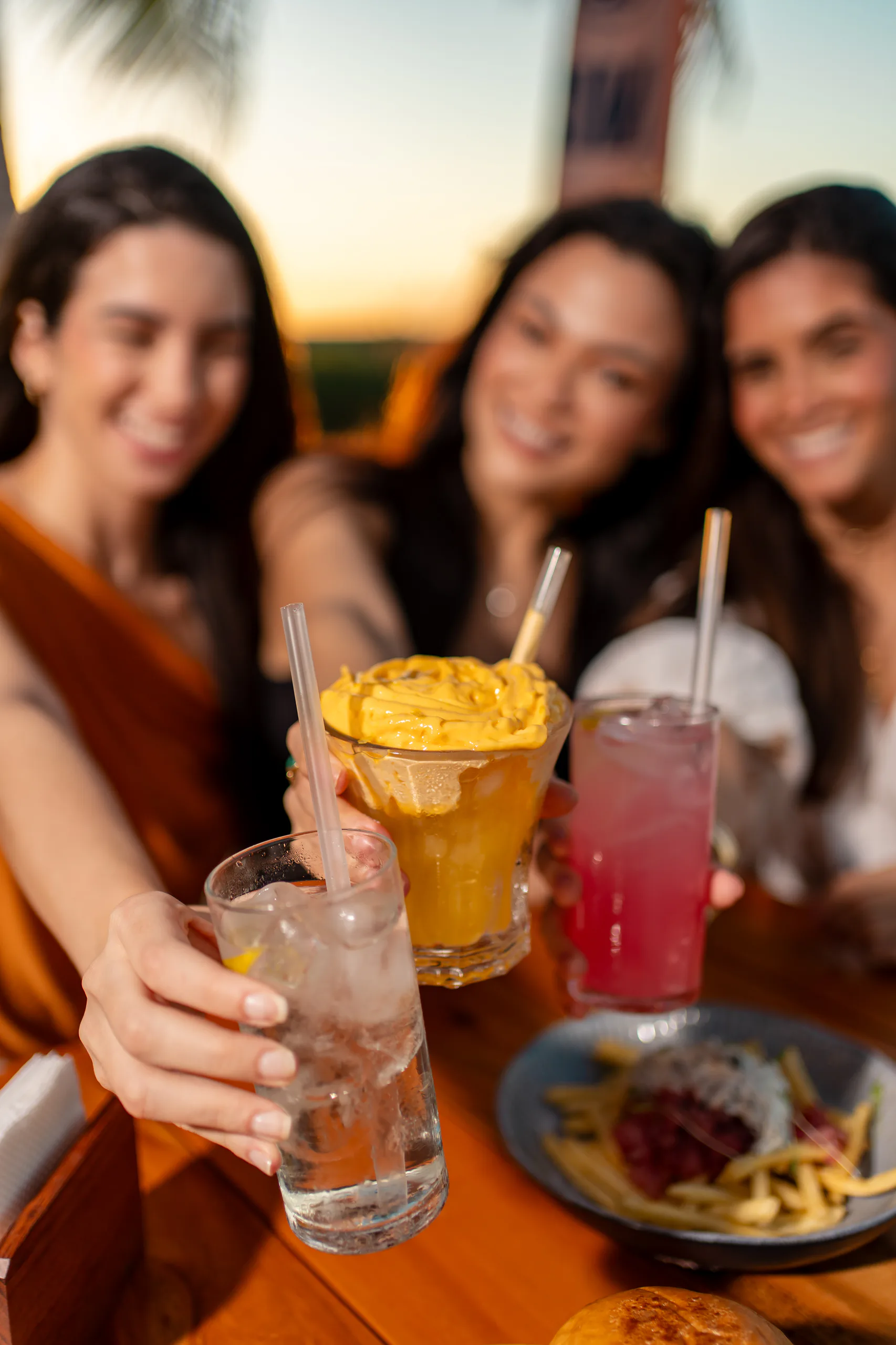 Riva Bar de Praia lança happy hour com menu especial de petiscos e bebidas na Beira-Mar de Fortaleza 